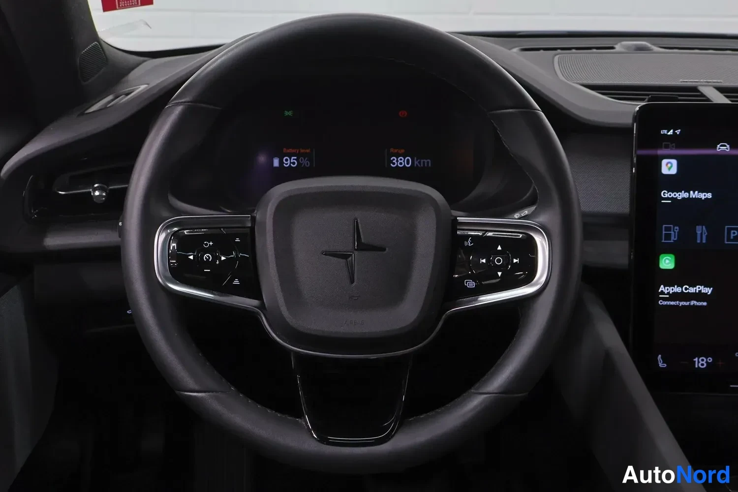 Muu: Ohjauspyörä ja kojelauta: mittaristo näyttää 95 % akkutasoa ja 380 km toimintamatkaa, keskusnäytössä Google Maps ja Apple CarPlay -valikot.