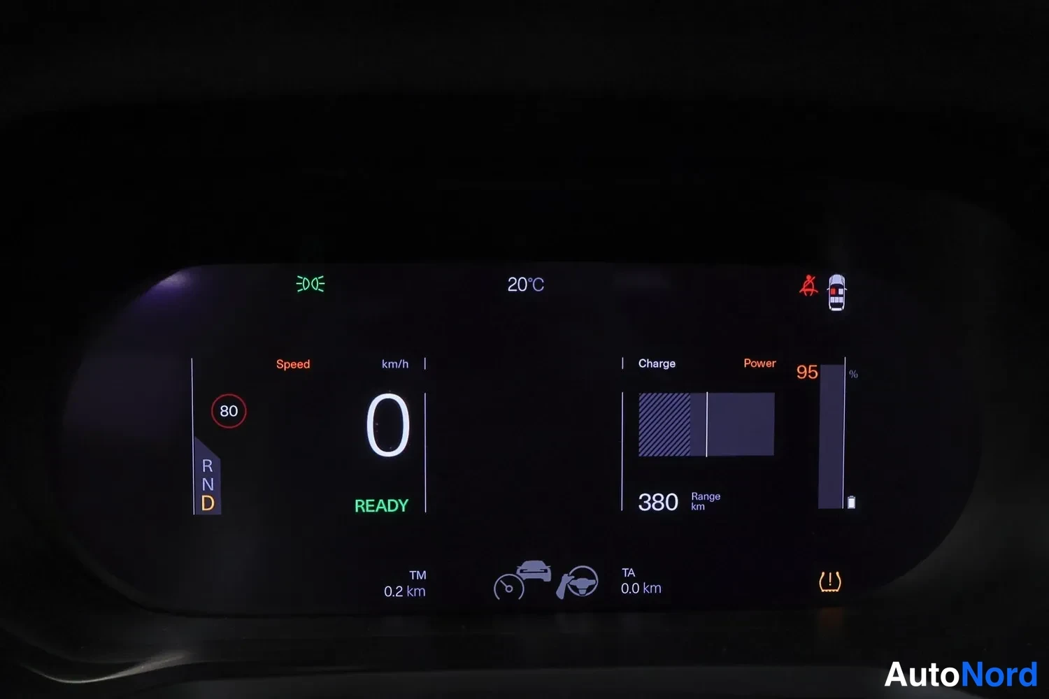 Muu: Kojelaudan näyttö, joka näyttää Speed 0 km/h, READY-tilan, Charge-tangon, Power 95 %, Range 380 km, lämpötilan 20 °C ja matkat 0,2 km / 0,0 km.