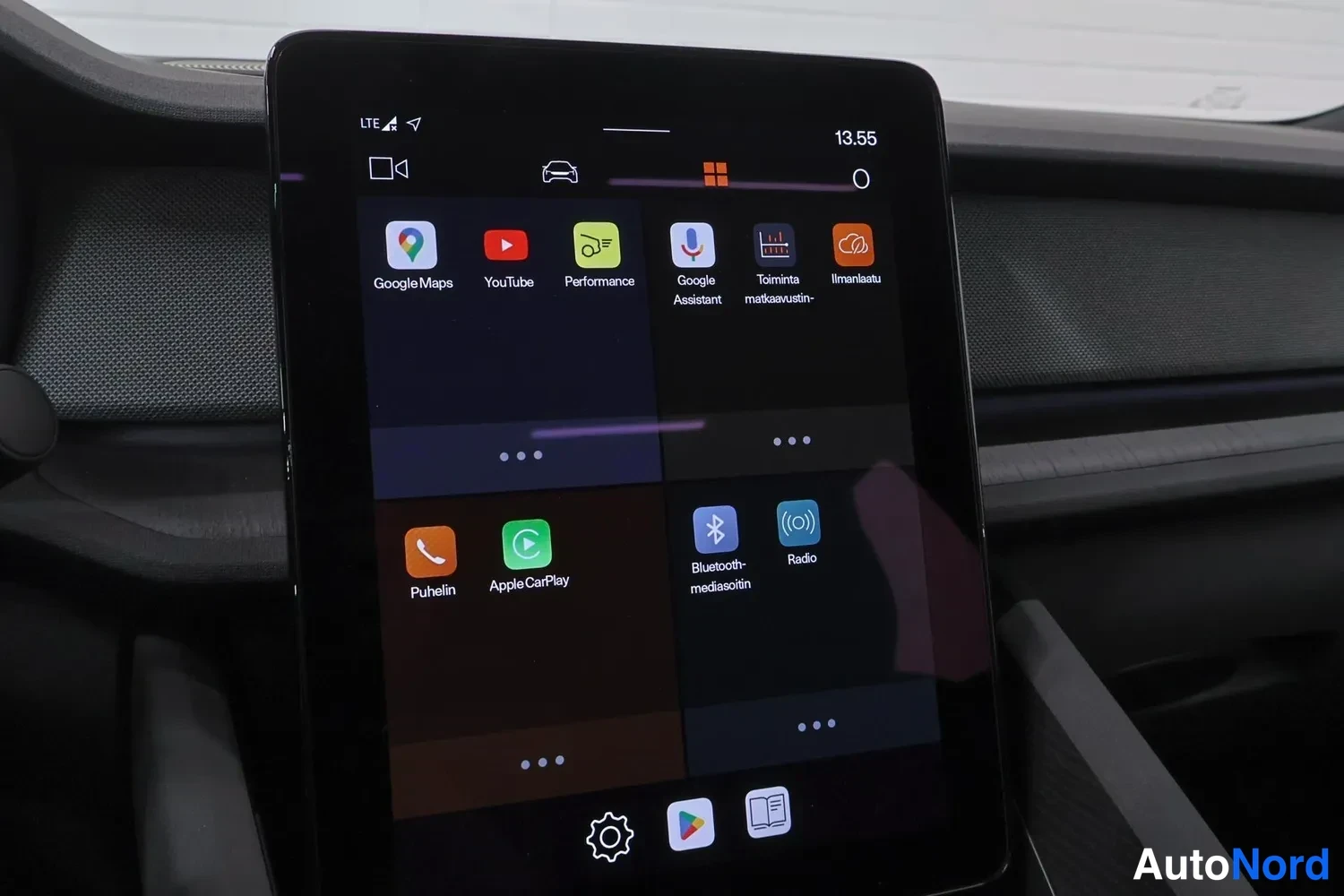 Muu: Kojelaudan infotainment-näyttö, jossa sovellusvalikko: Google Maps, YouTube, Performance, Google Assistant, Puhelin, Apple CarPlay, Radio ja Bluetooth-mediasoit