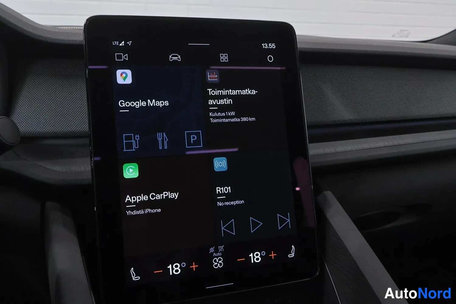 Muu: Infotainment-näyttö, jossa Apple CarPlay yhdistetty iPhoneen, radio R101 ja ilmastointi asetettuna 18 asteeseen; kulutus 1 kW, toimintamatka 380 km.