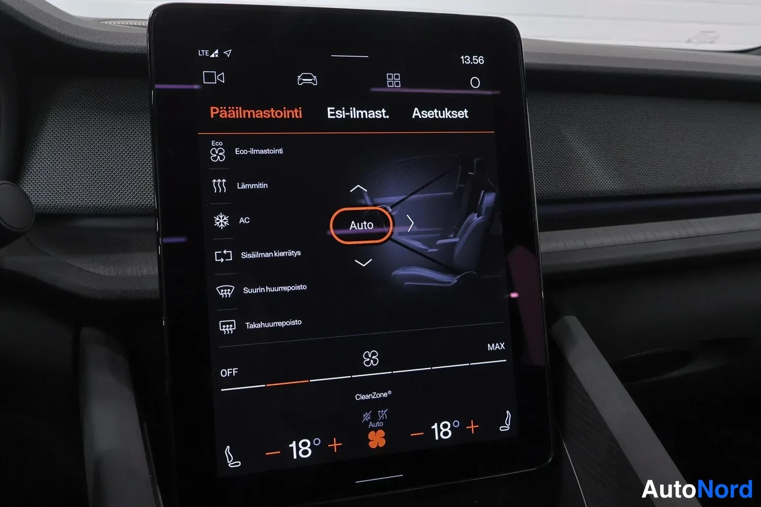 Muu: Infotainment-näytön ilmastointivalikko (Pääilmastointi) asetuksilla Eco-ilmastointi, lämmitin, AC, sisäilman kierrätys ja tuulilasin huurrepoisto, molemmat lämp