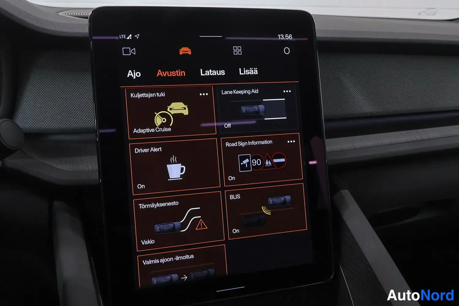 Muu: Infotainment-näytön Avustin-välilehti, jossa kuljettajan tuki (Adaptive Cruise), Lane Keeping Aid, Driver Alert, Road Sign Information, törmäyksenesto ja BLIS o