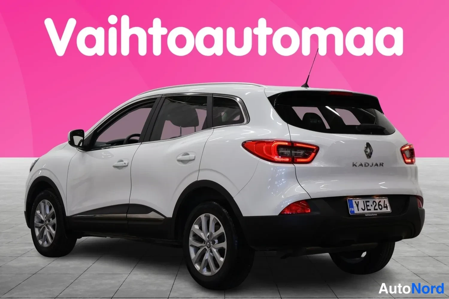 Takaviisto: Valkoinen Renault Kadjar kuvattuna takaviistosta; takavalot, KADJAR-korimerkintä ja rekisterikilpi Y JE-264 näkyvät.