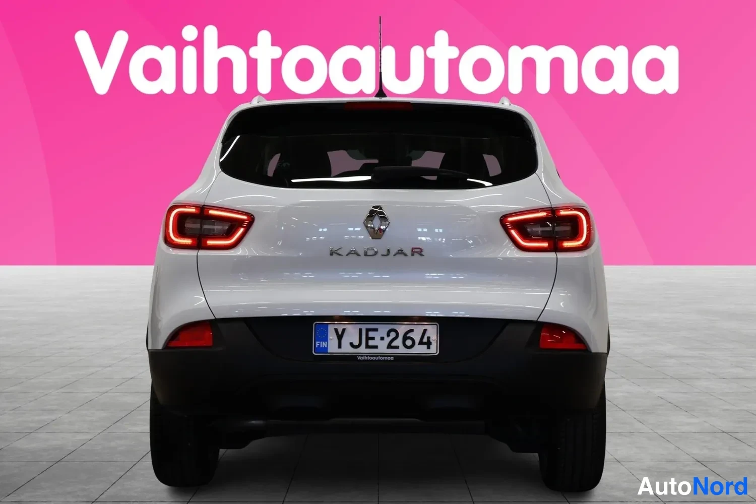 Takaa: Renault Kadjarin takanäkymä: valkoinen koripaneeli, KADJAR-teksti ja rekisterikilpi.