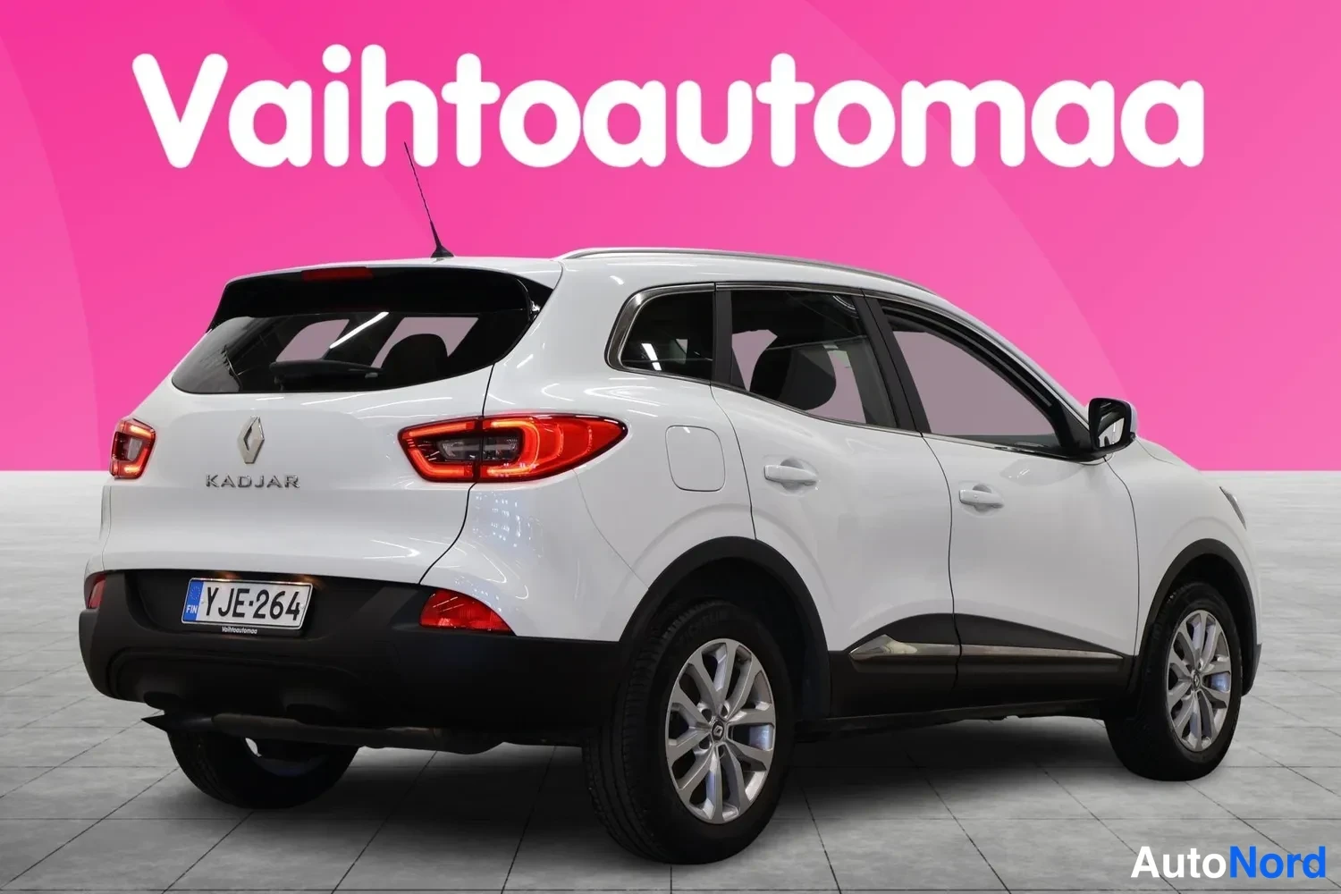 Takaviisto: Valkoinen Renault Kadjar takaa ja sivulta kuvattuna rekisterikilpi.