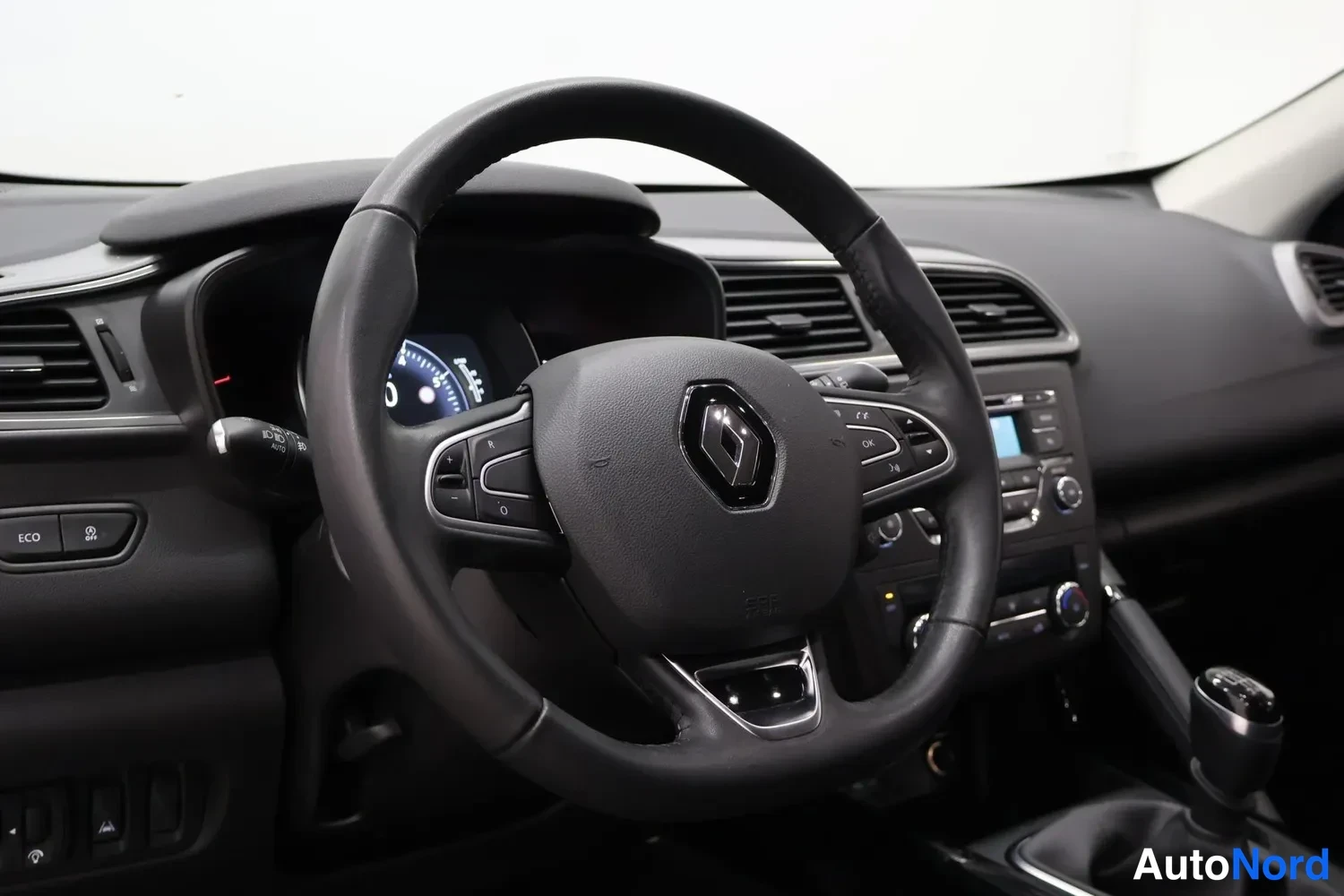 Muu: Ohjaamon näkymä Renault-ohjauspyörään, kojelautaan ja keskikonsoliin.
