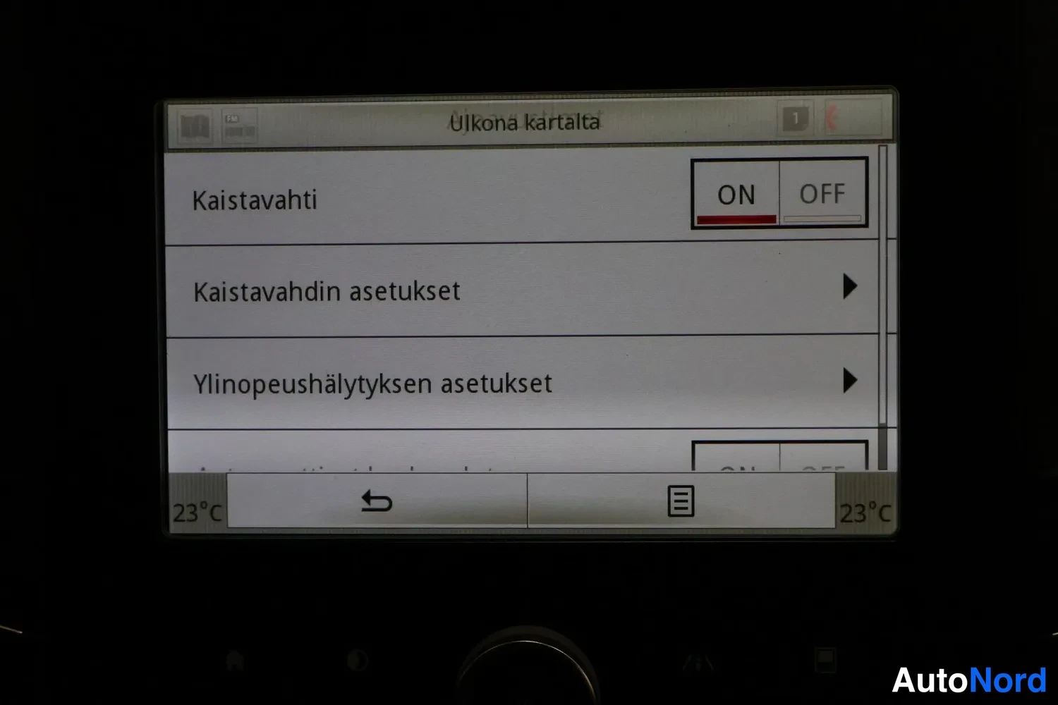Muu: Infotainment-näyttö, jossa kaistavahdin asetukset ja ON/OFF-valinta ON-asennossa.