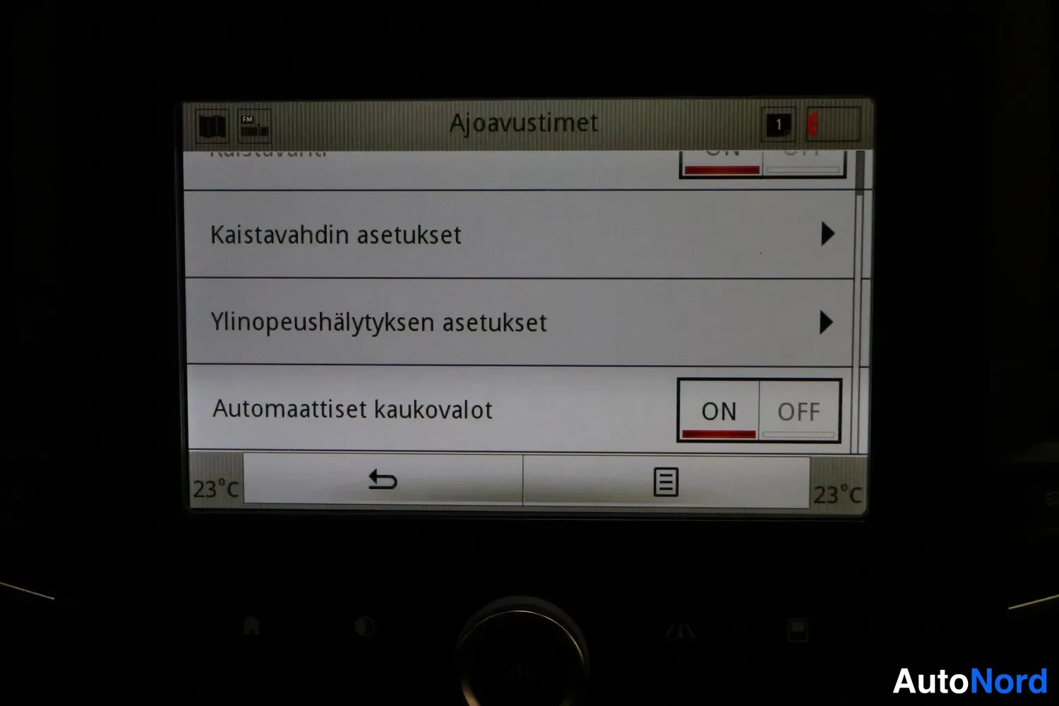 Muu: Ajoavustimet-valikko infotainment-näytöllä, jossa automaattiset kaukovalot ON-asennossa.
