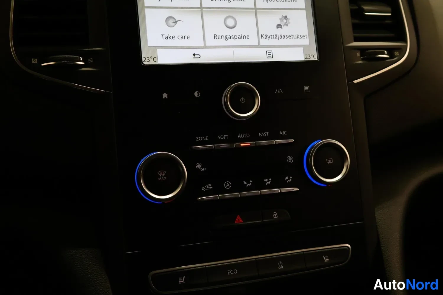 Muu: Keskitunneli: infotainment-näyttö, automaattilmastointi ja pyörrekypärää osoittavat nappirivit.