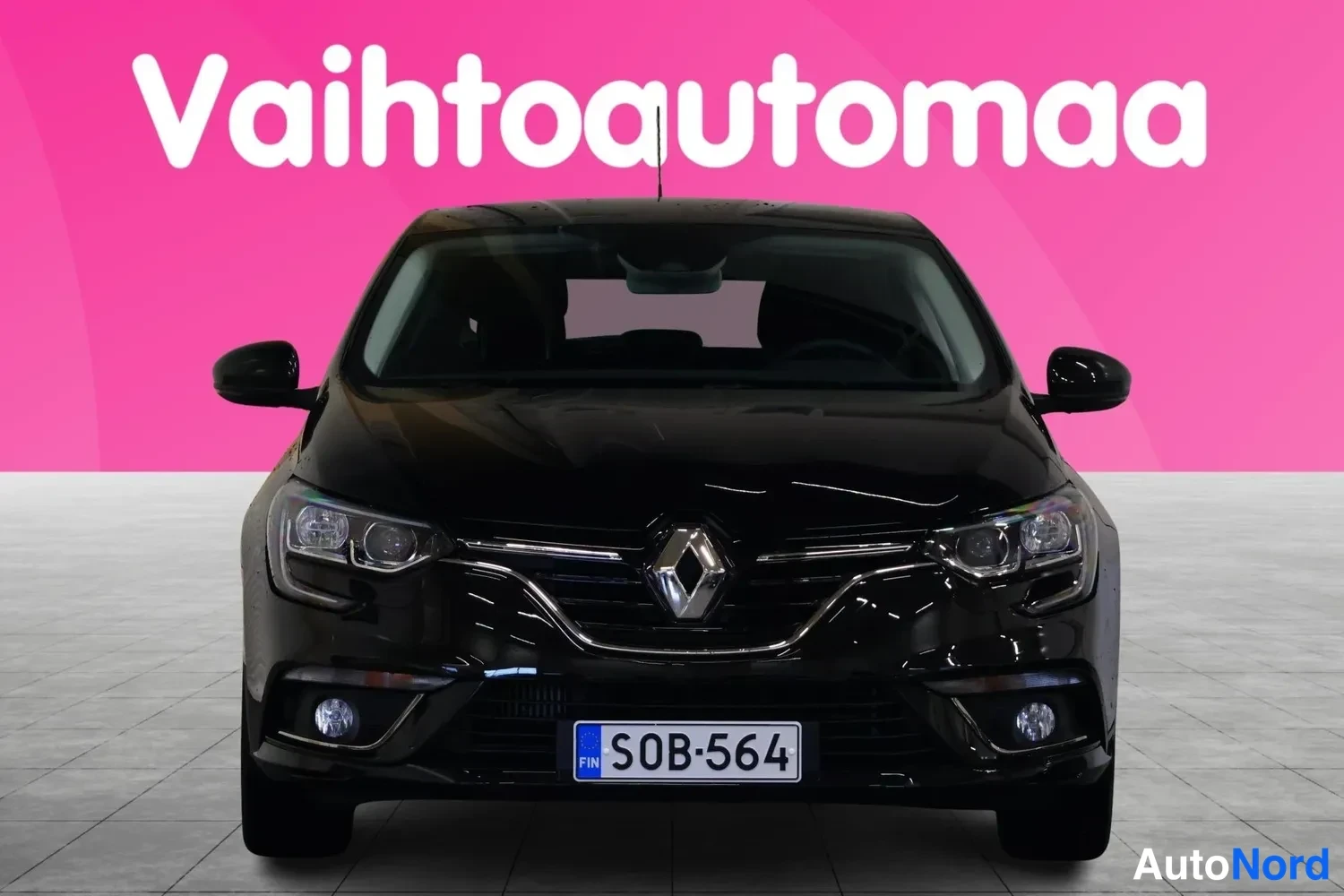 Edestä: Musta henkilöauto suoraan edestäpäin kuvattuna, Renault-merkki keulalla, rekisterikilpi S0B-564.
