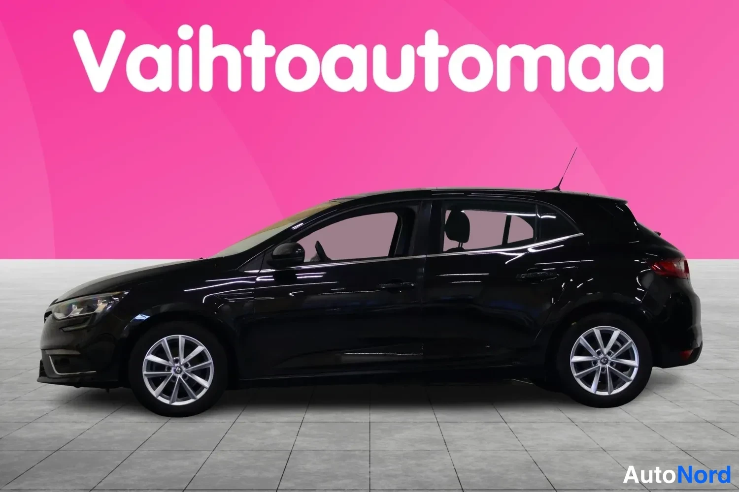 Sivulta: Mustan Renault Megane -henkilöauton sivuprofiili oikealta katsottuna valokuvassa.