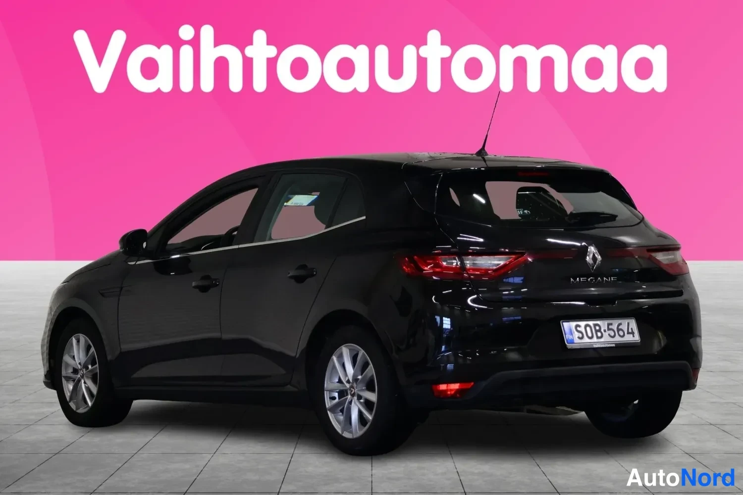 Takaviisto: Mustan Renault Megane -henkilöauton takakulma, perä ja kylki näkyvät valokuvassa.