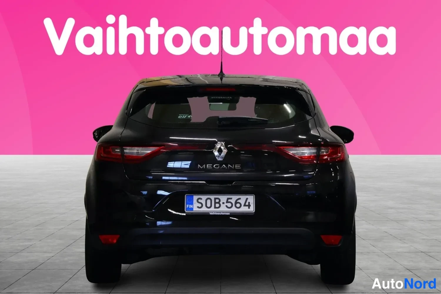Takaa: Mustan Renault Megane -henkilöauton takaosa suoraan takaa kuvattuna.