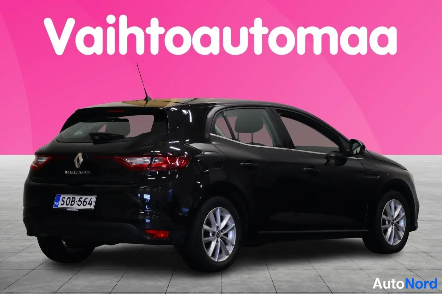 Takaviisto: Mustan Renault Megane -henkilöauton takakulmanorkakuva, rekisterikilpi.