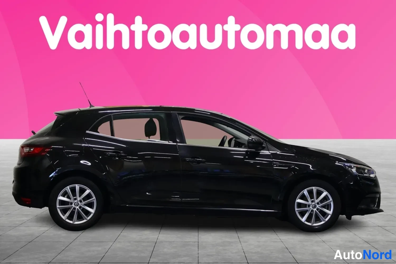 Sivulta: Mustan Renault Megane -henkilöauton sivukuva oikealta puolelta.
