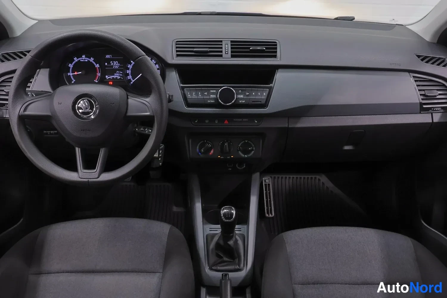 Muu: Kohtisuora näkymä kojelautaan: Skoda-merkitty ohjauspyörä, mittaristo lukemalla 530 km, radioyksikkö CD-asemalla, kolme lämmityksen säätöpyörää, manuaalivaihtee