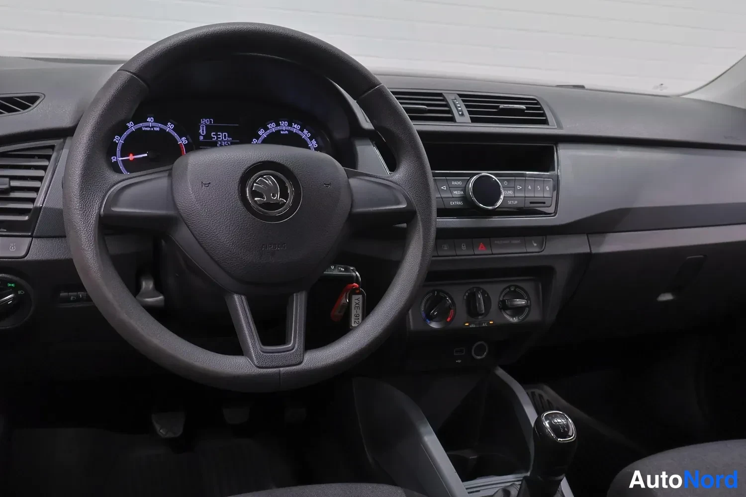 Yksityiskohta: Škoda-merkillä varustettu ohjauspyörä, perinteiset mittarit, manuaalivaihto kehystä ja radio, avain lukitus