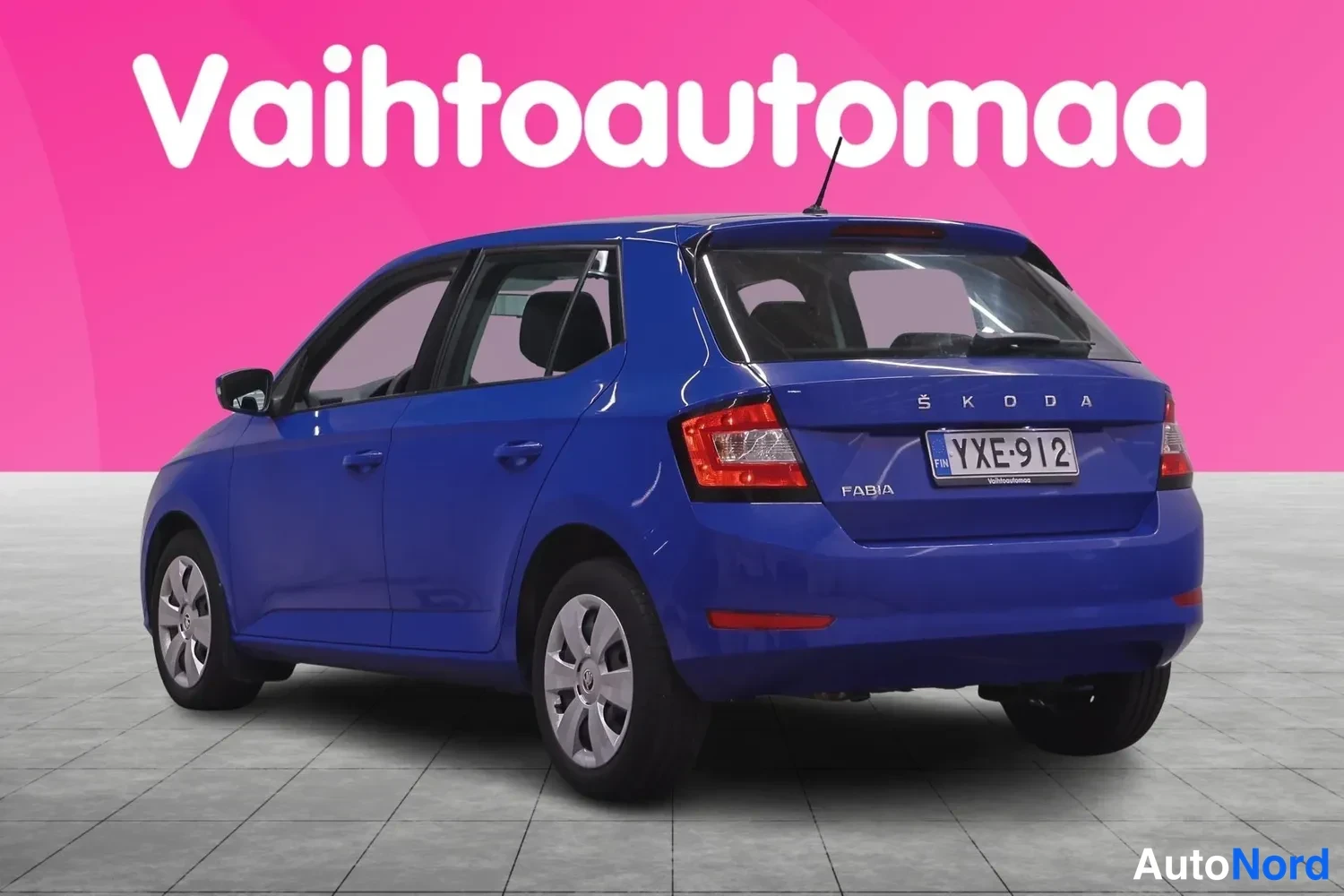 Takaviisto: Sininen Skoda Fabia -henkilöauto takakulmasta kuvattuna, peräosassa ŠKODA-merkintä, FABIA-tunnus ja rekisteritunnus.