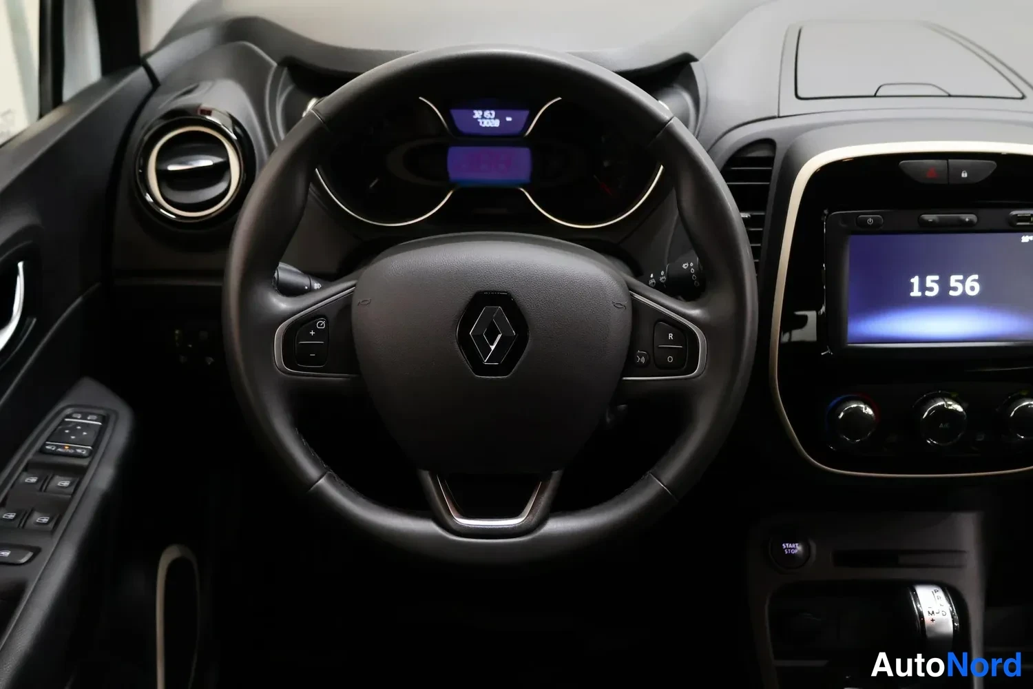 Muu: Renault-ohjauspyörä ja kojelauta, keskellä paneelinäyttö ja ilmastointisäätimet.
