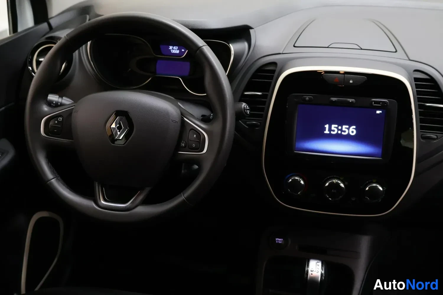 Muu: Ohjaamon näkymä: Renault-ohjauspyörä, mittaristo ja kosketusnäyttö näyttää kellon 15:56.