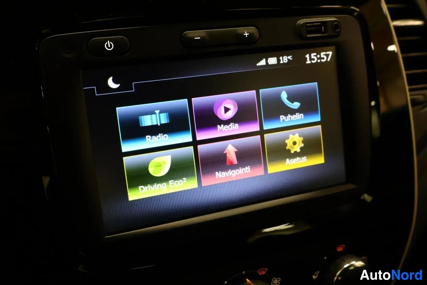 Muu: Infotainment-näytön valikko kuvakkeilla Radio, Media, Puhelin, Driving Eco2, Navigointi ja Asetus.