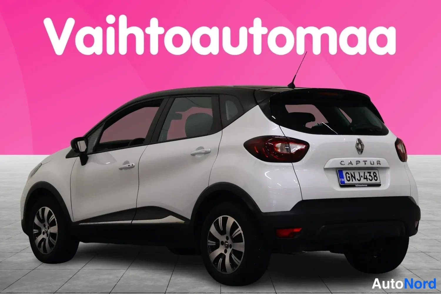 Takaviisto: Valkoinen Renault Captur kulmauksesta takaa oikealta, rekisteritunnus, musta katto.