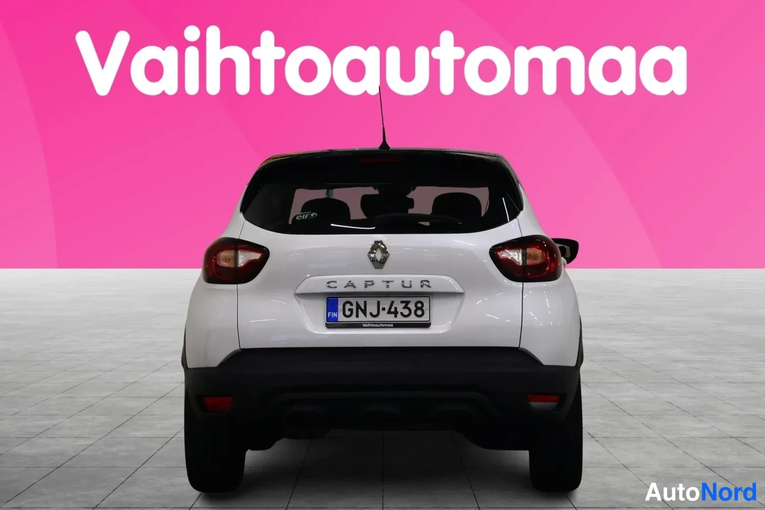 Takaa: Valkoinen Renault Captur suoraan takaa, rekisteritunnus, musta katto.