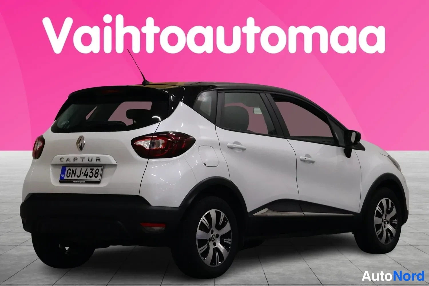 Takaviisto: Valkoinen Renault Captur -mallisen auton takakolmastoista, jossa näkyvät mallimerkintä ja Suomen rekisterikilpi. Roosa taustassa teksti Vaihtoautoaa.