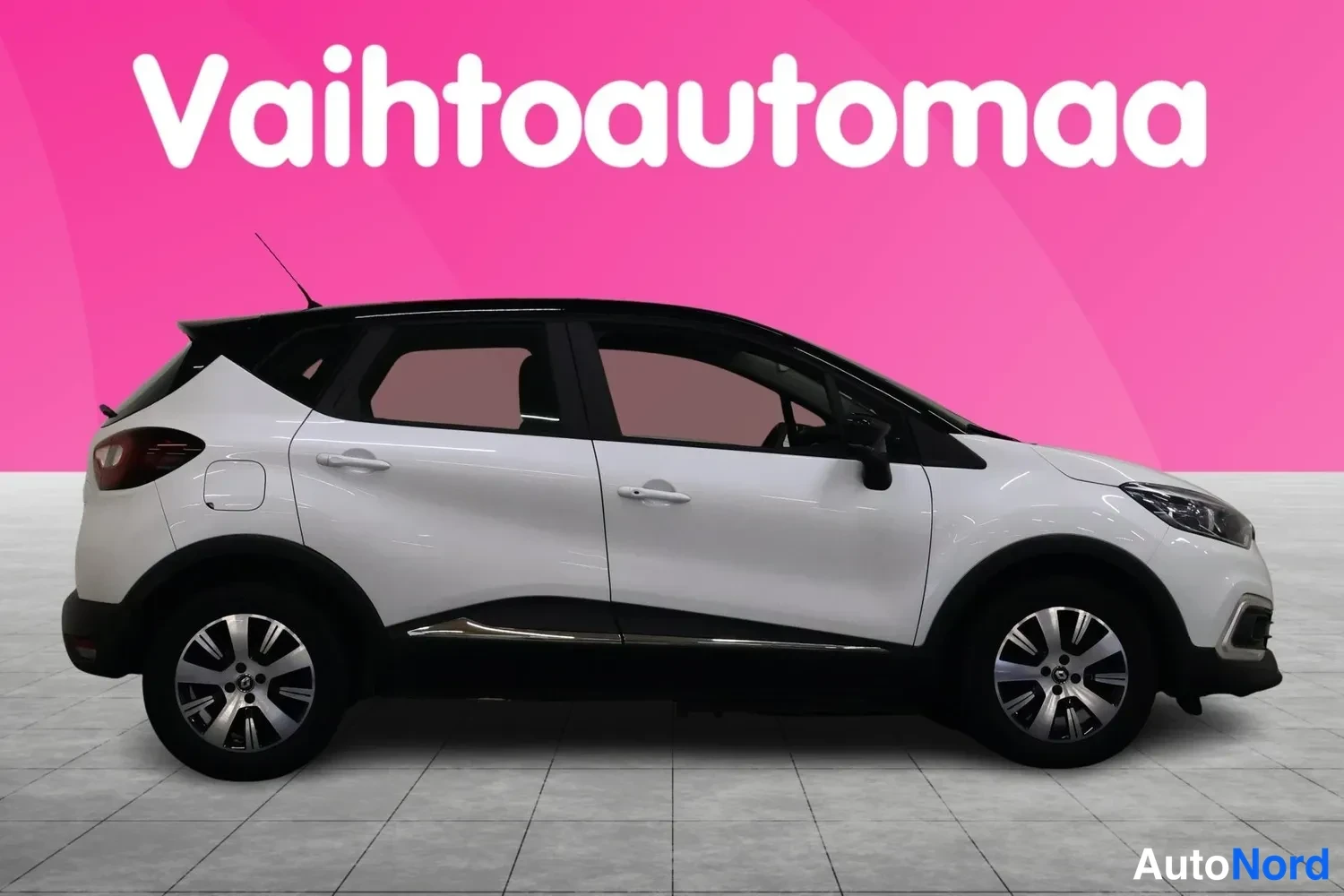 Sivulta: Valkoinen Renault Captur -mallinen auto sivusta vaalealla lattialla. Roosa taustassa teksti Vaihtoautoaa.