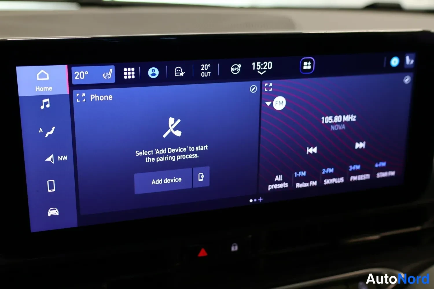 Muu: Infotainment-näytön valikko: Phone-sivu kehotteena Select 'Add Device' to start the pairing process, ja radio RUUDULLA 105.80 MHz NOVA.