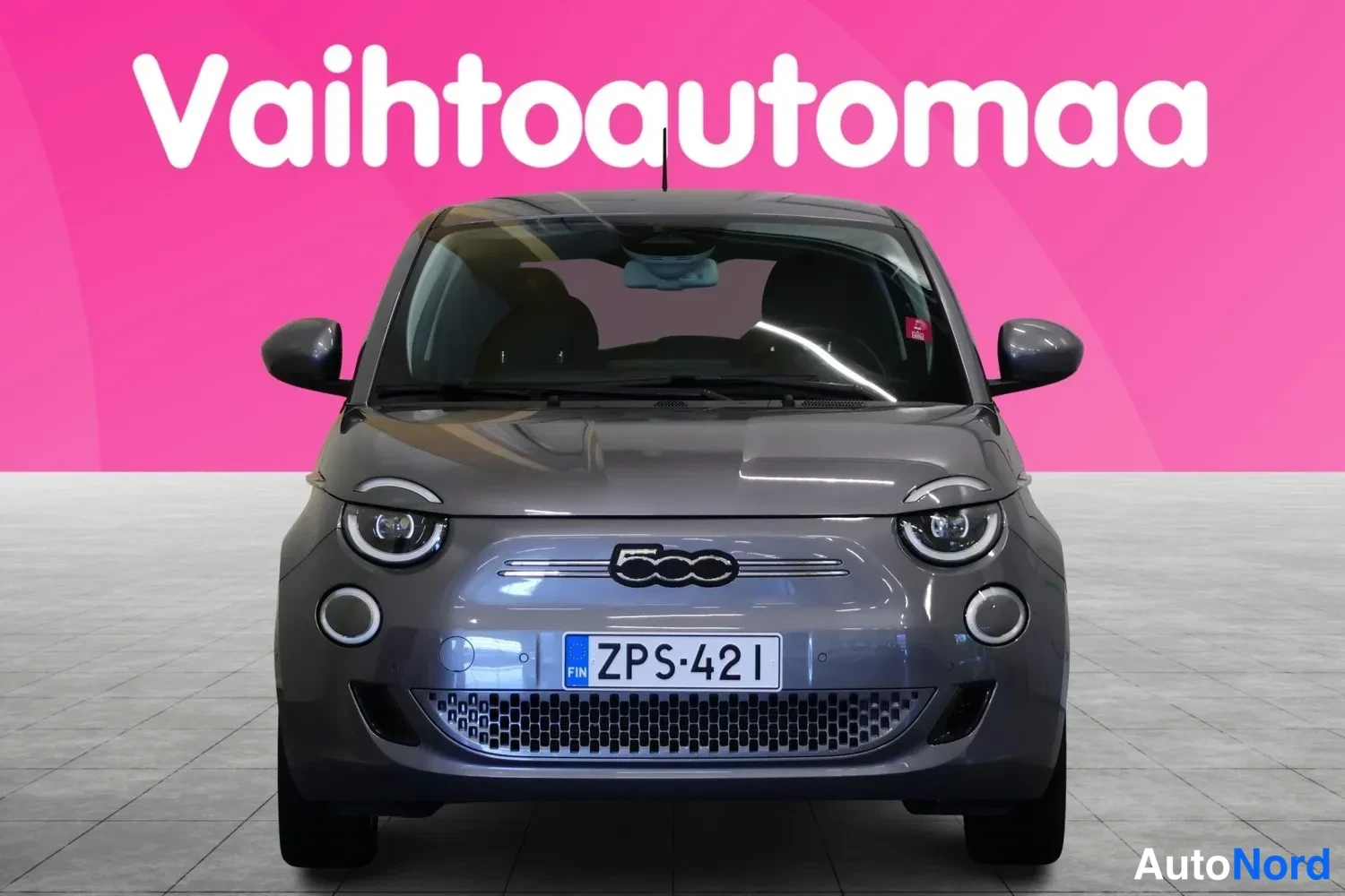 Edestä: Harmaan Fiat 500:n etupää suoraan edestä, rekisteritunnus.