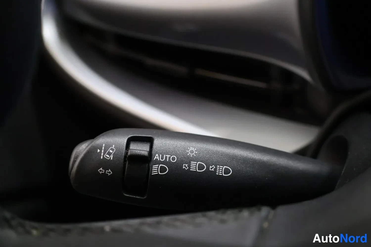 Muu: Suuntavilkku- ja valokytkinvarjostin AUTO-merkinnällä ja valojen symboleilla.