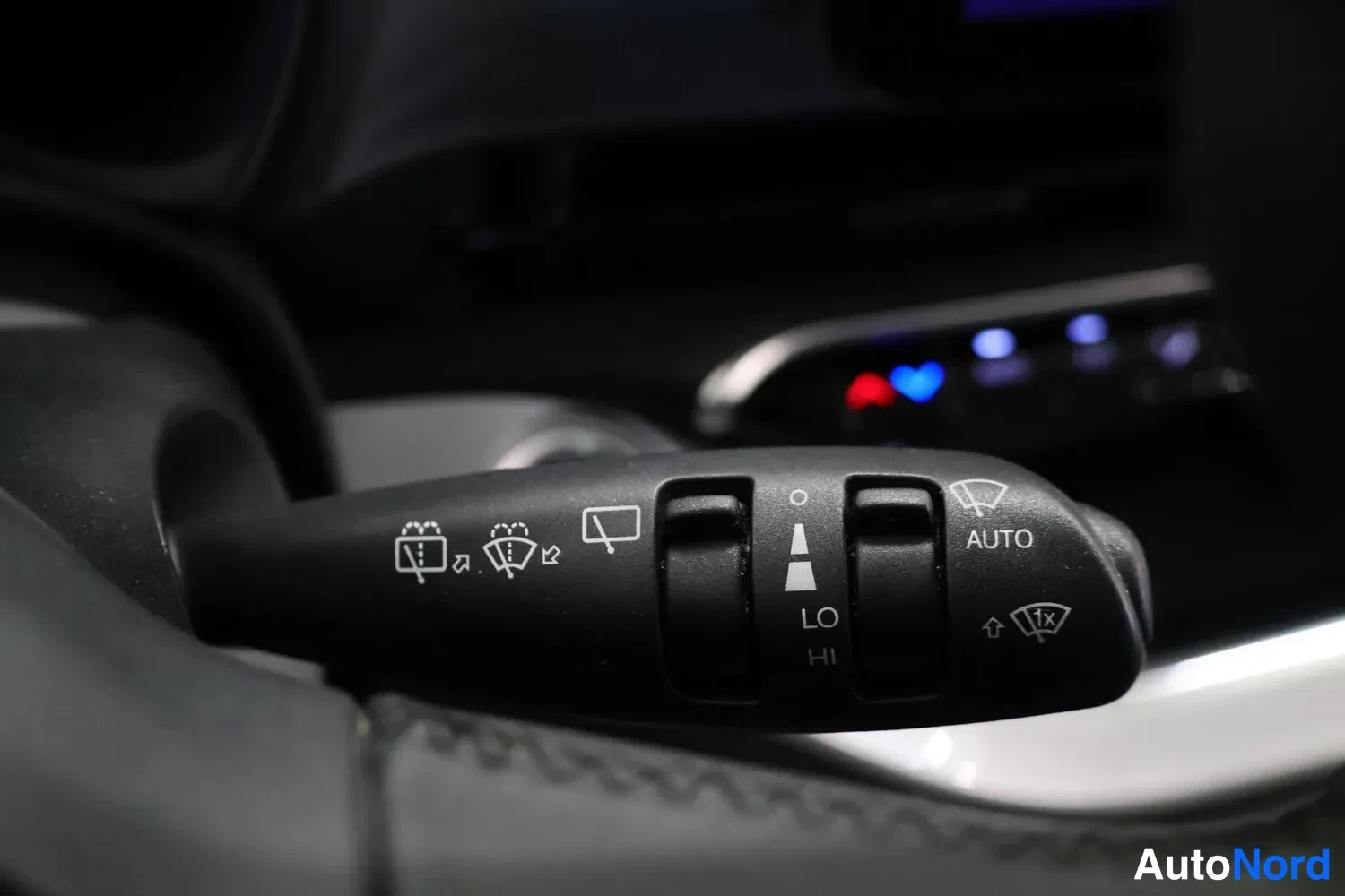 Muu: Tuulilasinpyyhkijöiden varjostin AUTO-merkinnällä sekä O-, LO- ja HI-asemilla.