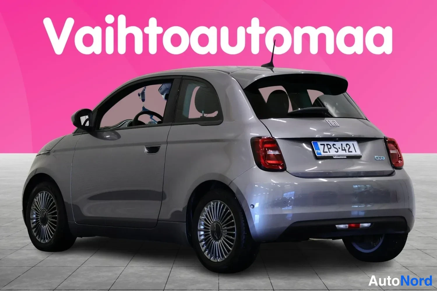 Takaviisto: Hopeanharmaa Fiat 500 vinosti takaa vasemmalta kuvattuna, rekisteritunnus.