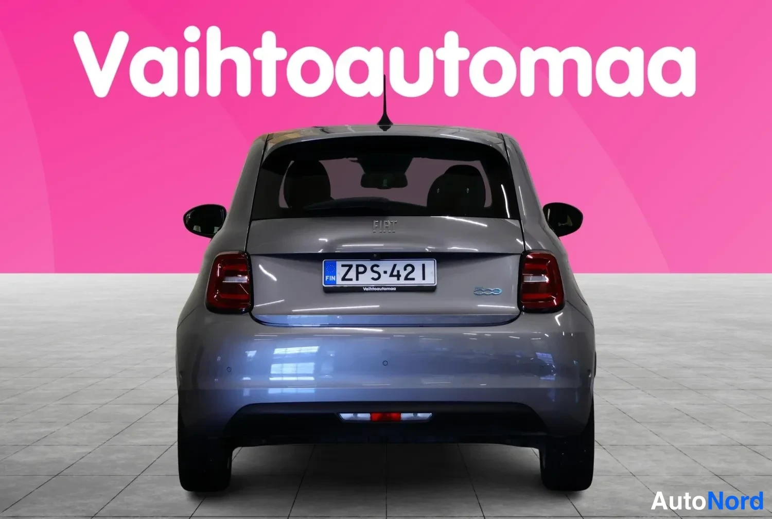 Takaa: Hopeanharmaa Fiat 500 suoraan takaa kuvattuna, rekisteritunnus.