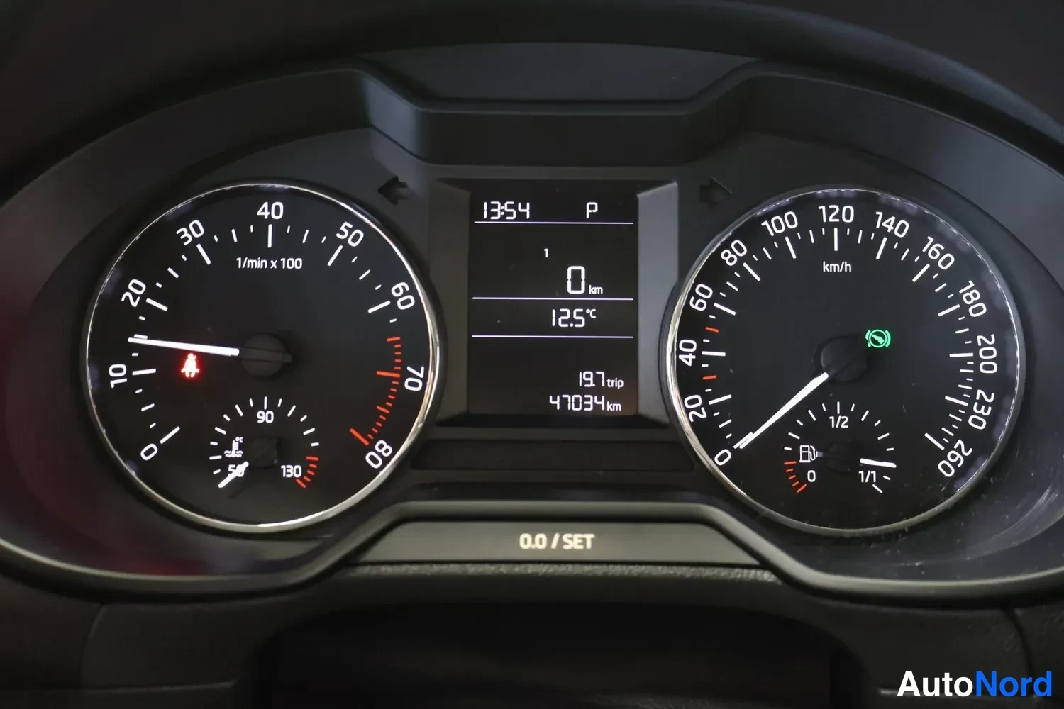 Muu: Mittaristö: nopeusmittari, kierroslukumittari ja näyttö, jossa lukema 47034 km.