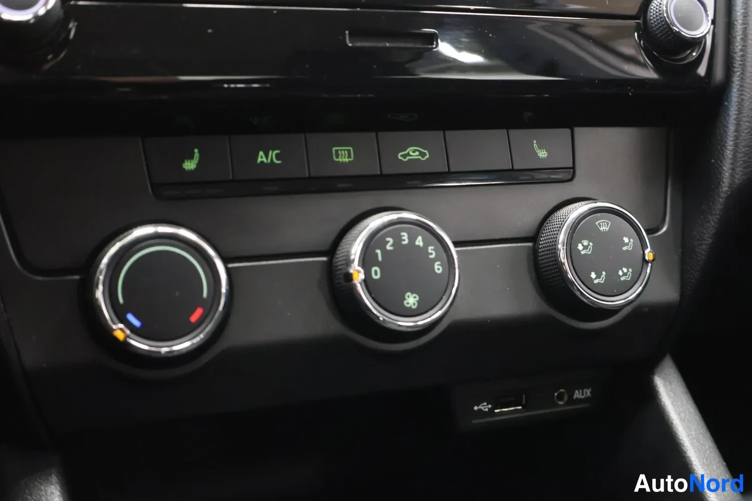 Muu: Tehdastyylinen ilmastointipaneeli: lämmityspainikkeet, A/C-painike, USB- ja AUX-liittimet.