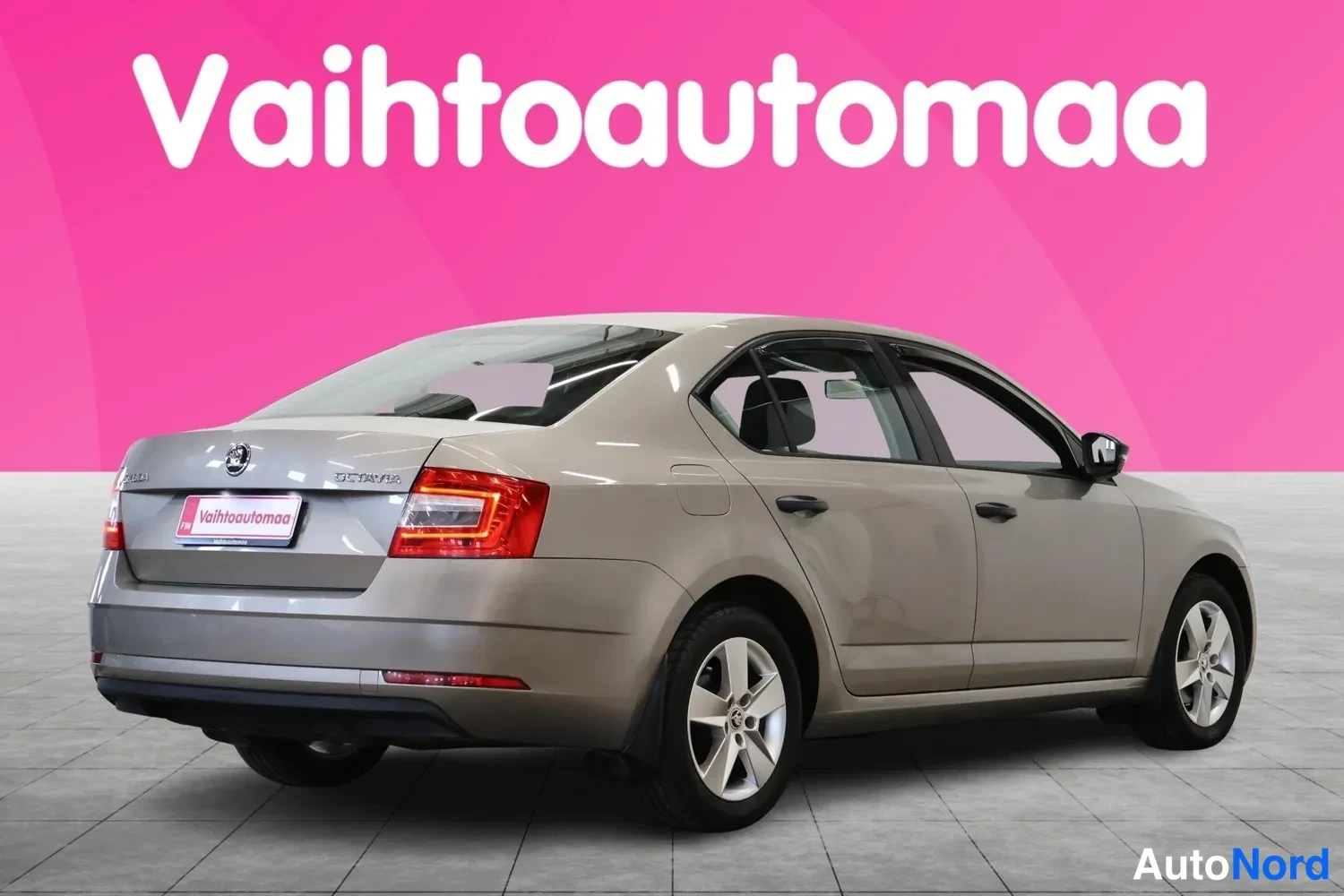 Takaviisto: Skoda Octavia -sedanin takakulma oikealta, punaiset takavalot ja peräluukun OCTAVIA-merkintä näkyvissä.
