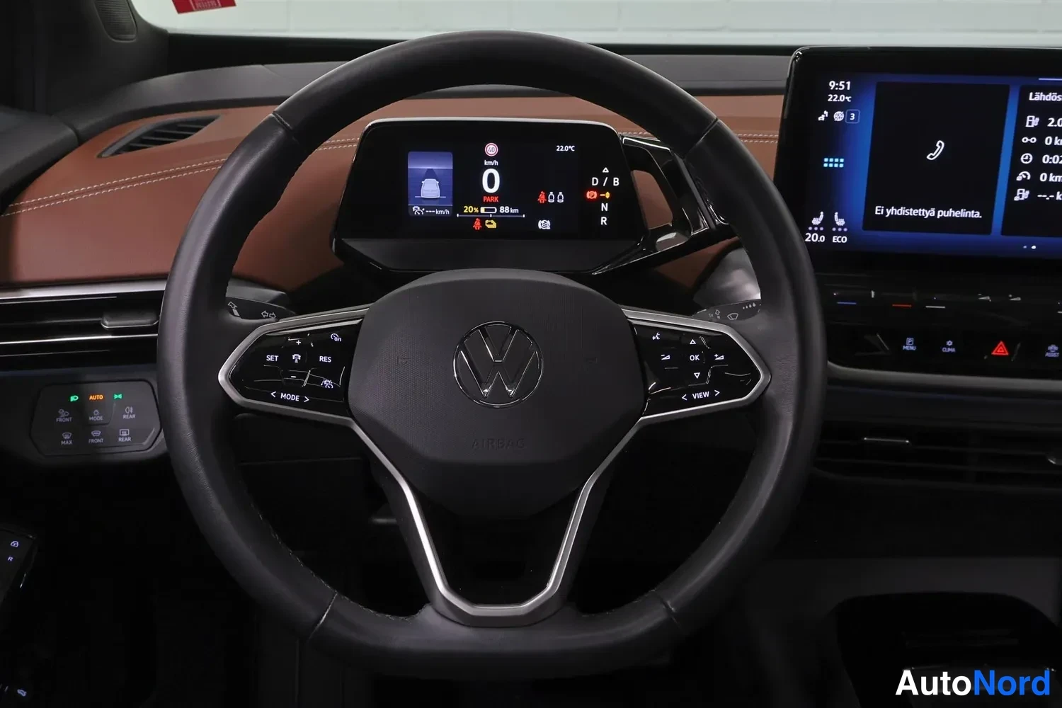 Yksityiskohta: Volkswagenin ohjaamo: ohjauspyörä,Digitaalinen mittaristo ja suuri kosketusnäyttö keskikonsolissa.