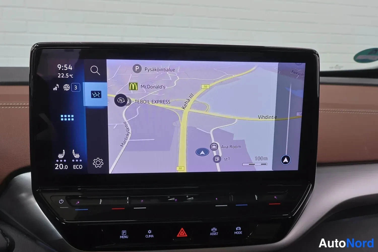 Muu: Infotainment-näytön navigointikartta, jolla näkyvät mm. McDonald's, TEBOIL EXPRESS, Kehä III ja Vi hdintie; kello 9:54 ja lämpötila 22,5 °C.
