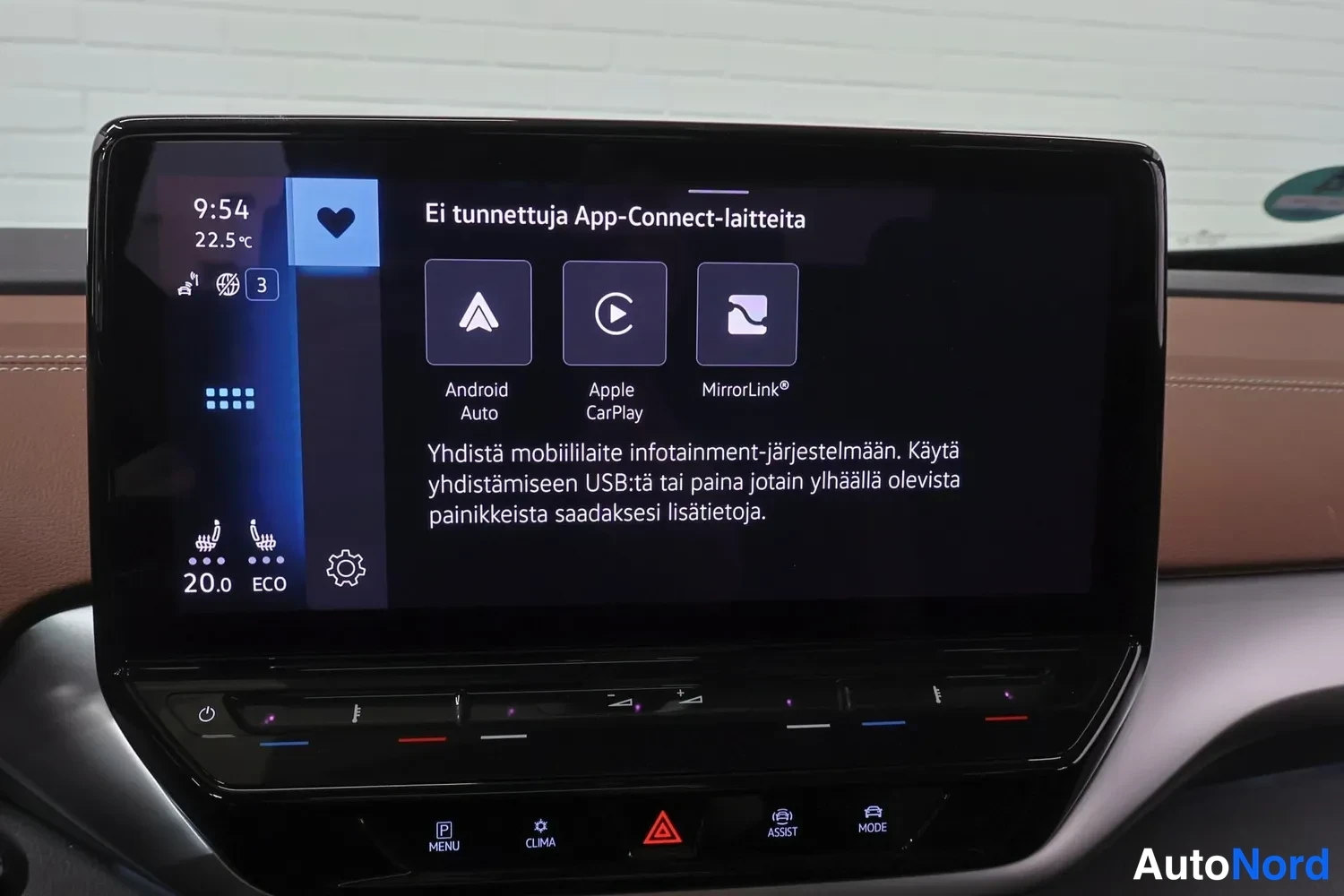 Yksityiskohta: Infotainment-näyttö joka näyttää App-Connect-valikon tekstillä 'Ei tunnettuja App-Connect-laitteita', vaihtoehtoina Android Auto, Apple CarPlay ja MirrorLink.