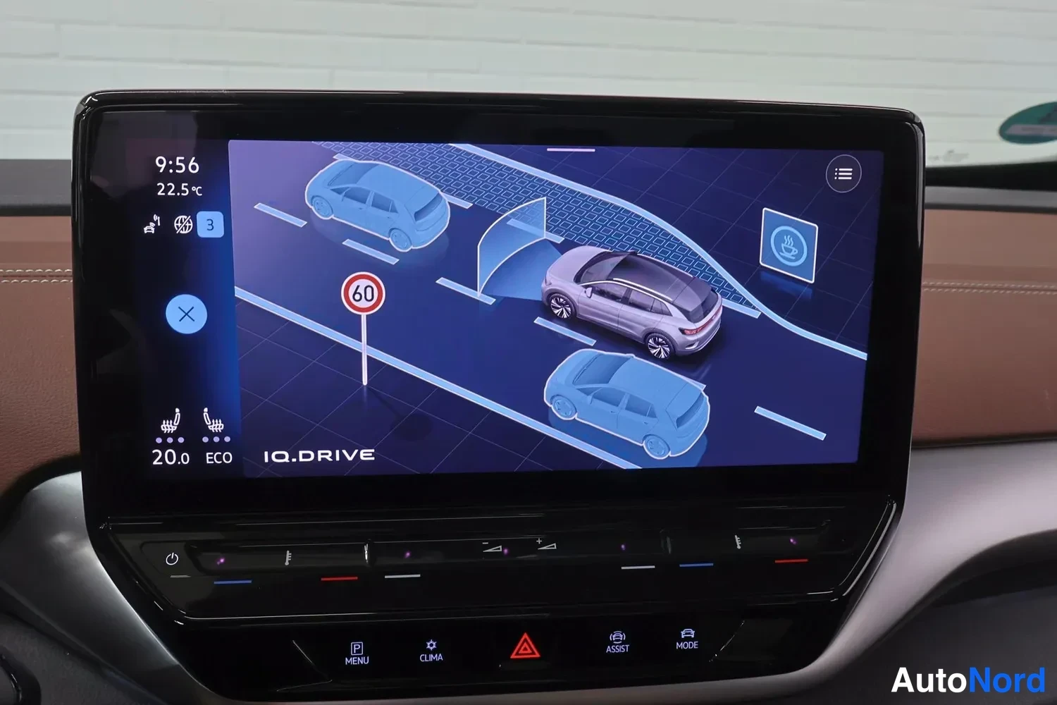 Yksityiskohta: Infotainment-näyttö joka näyttää IQ.DRIVE -avustimen ajonäytön kuvitetulla autolla, nopeusrajoituksella 60 ja muilla ajoneuvoilla.
