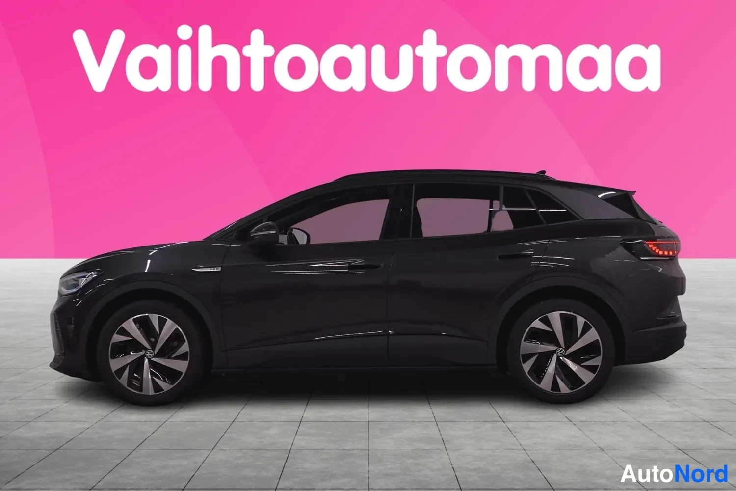 Etuviisto, nokka vasemmalle: Mustan Volkswagen ID.4:n sivuprofiili, keulaa ja takaa näkyy hieman.