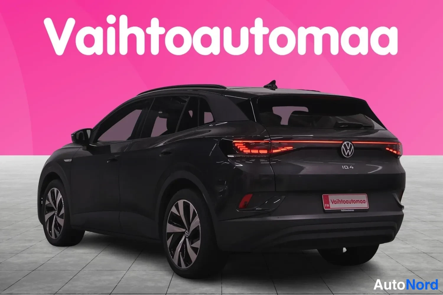 Takaviisto: Mustan Volkswagen ID.4:n takaosa ja vasen sivu viistosti, LED-takavalot.