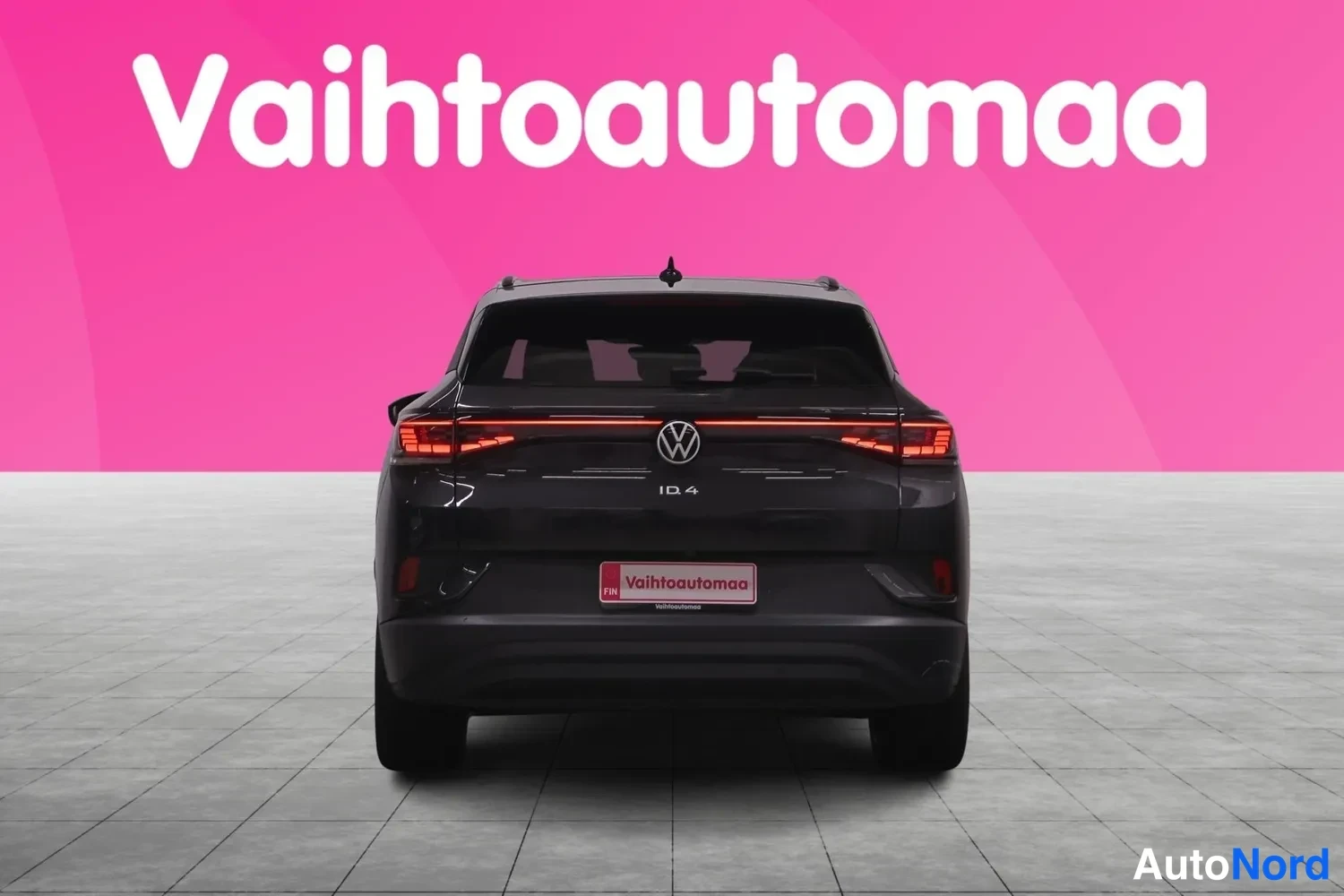 Takaa: Mustan Volkswagen ID.4:n suora takanäkymä, punaiset LED-takavalot ja ID.4-teksti.