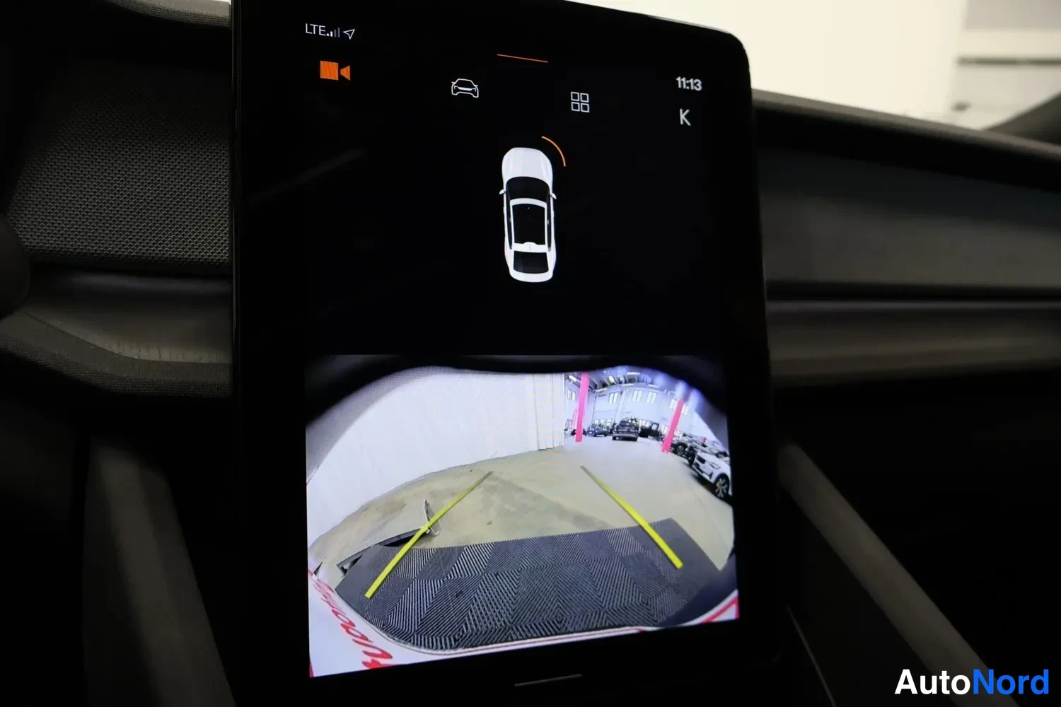Muu: Infotainment-näytöllä kaasukameran kuva ja ajoneuvon ympyräprojisio; yläpalkissa LTE, kello 11:13.
