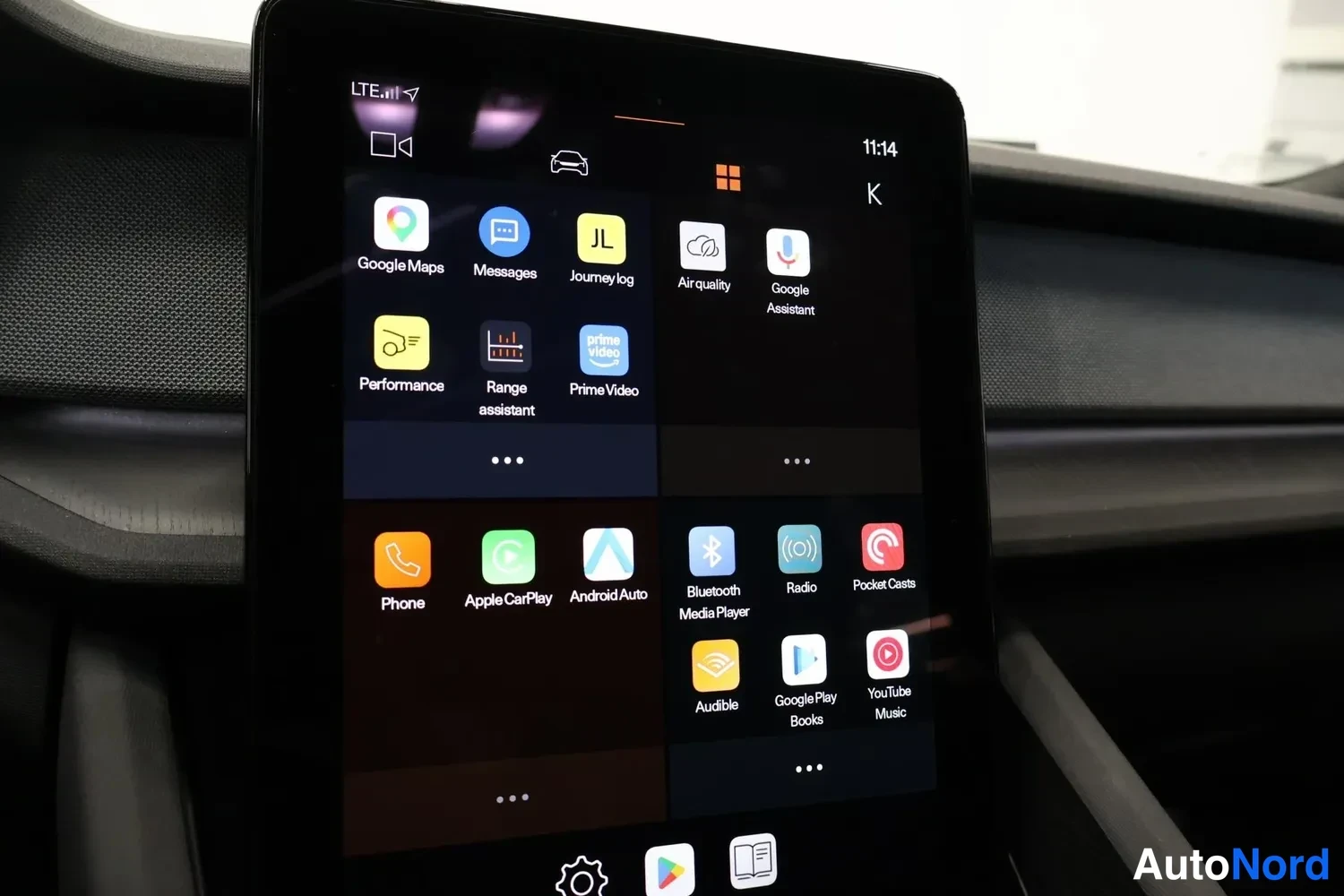 Muu: Infotainment-näytön sovellusvalikko sovelluksilla kuten Google Maps, Apple CarPlay, Android Auto, Prime Video ja Radio; kello 11:14.