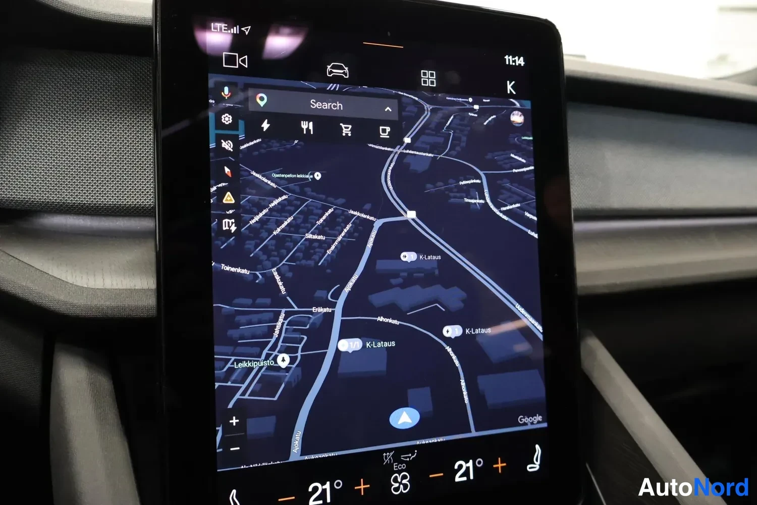 Muu: Infotainment-näytöllä Google Maps -navigointikartta suomenkielisin paikannimin ja usealla K-Lataus-pistemerkillä; kello 11:14.