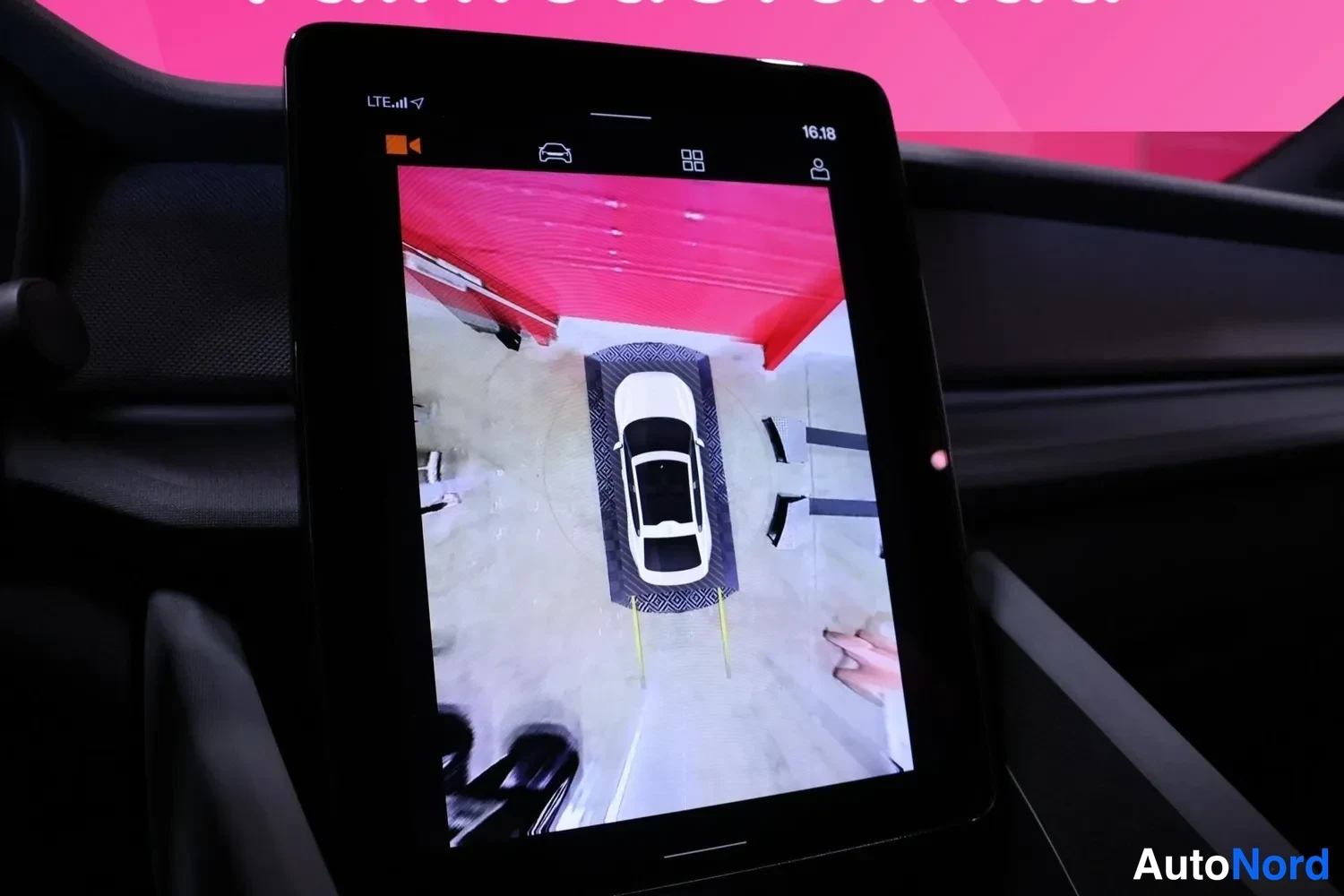 Ohjaamo: The vertical central touchscreen shows a top-down (360-degree) surround view camera display with yellow parking guidelines.