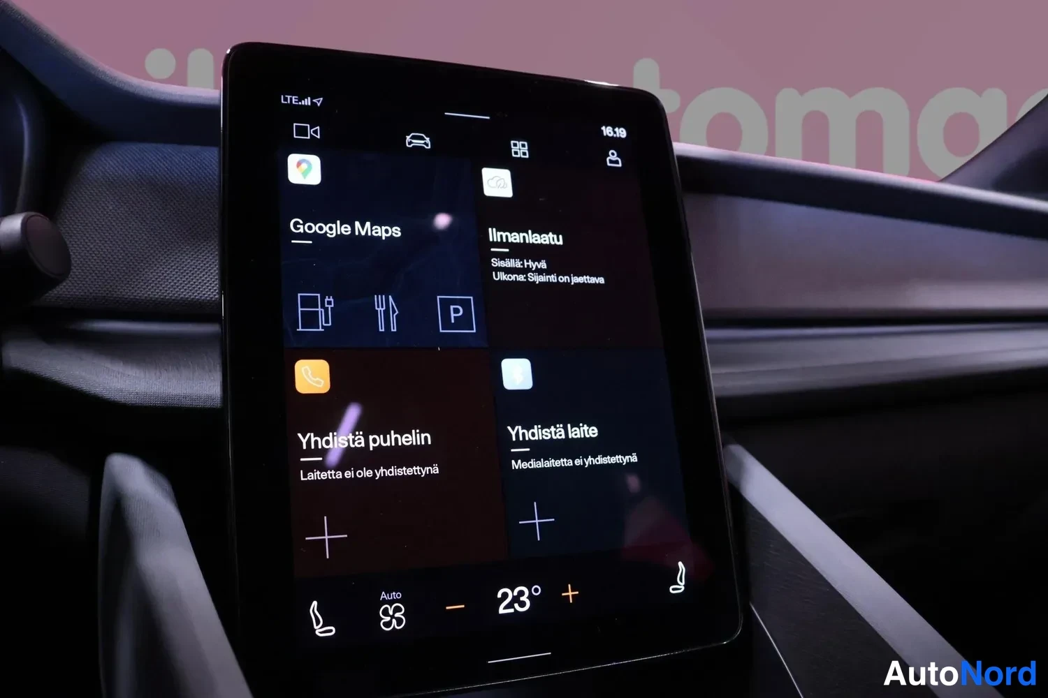 Ohjaamo: The vertical central touchscreen shows the home screen including Google Maps, air quality ('Ilmanlaatu'), phone connectivity, and climate control set to 23 degr